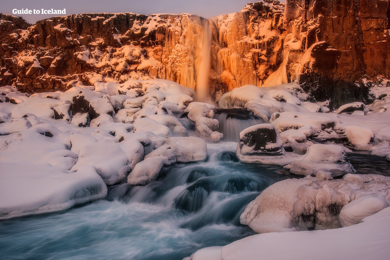 Słońce wschodzi nad Parkiem Narodowym Thingvellir w środku zimy na Islandii.