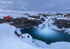 Aldeyarfoss to wodospad leżący między północną Islandią a interiorem i jest dostępny nawet zimą.