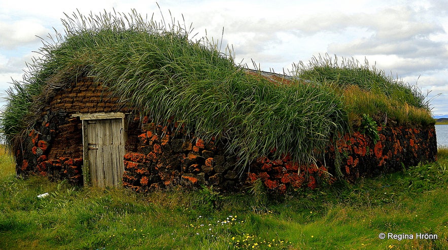 An old outhouse at Grænavatn turf house