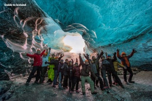 Durante un viaggio invernale di due settimane in Islanda, puoi esplorare le grotte di ghiaccio.