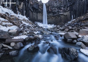 Zimą Svartifoss jest niesamowitą atrakcją w rezerwacie przyrody Skaftafell, który jest częścią parku narodowego w południowej Islandii.