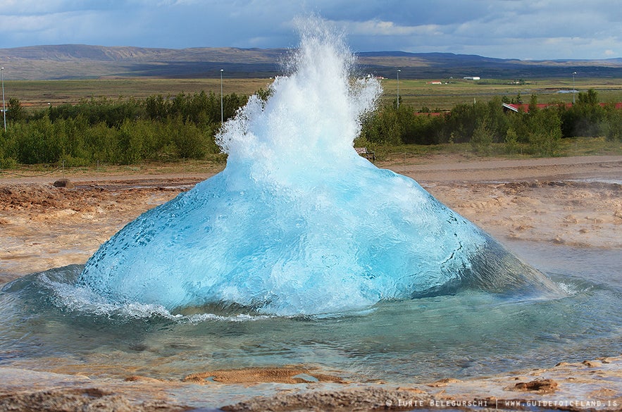 Ein isländischer Geysir bricht aus.