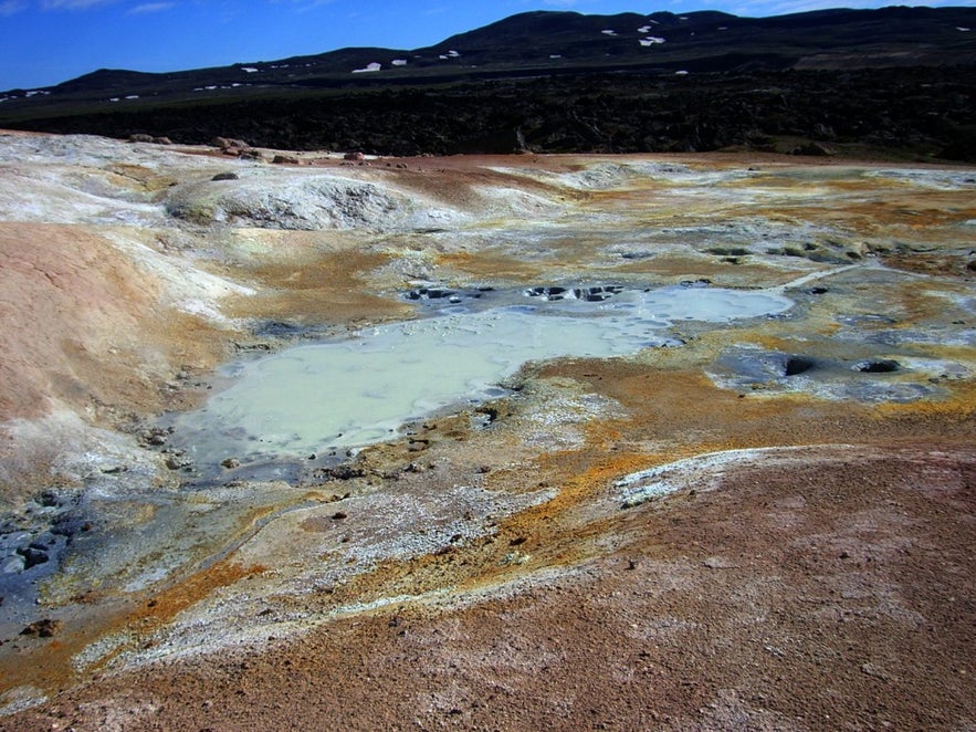 ミーヴァトン湖周辺は様々な地熱活動の様子が見られます