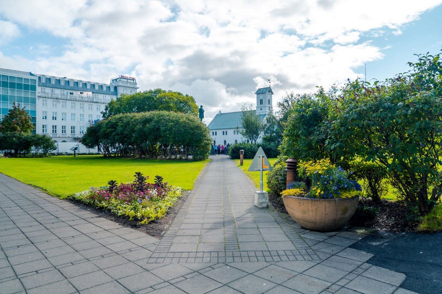 Austurvollur has a lot of flowers and trees