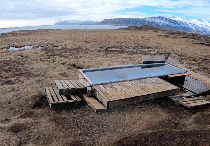 What are Icelandic hot pots?