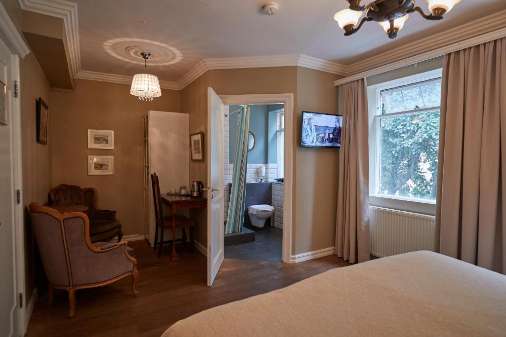 Drzwi z sypialni do łazienki w pensjonacie BG4.