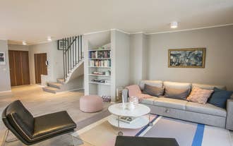 Il soggiorno del Penthouse Downtown è ampio e accogliente.