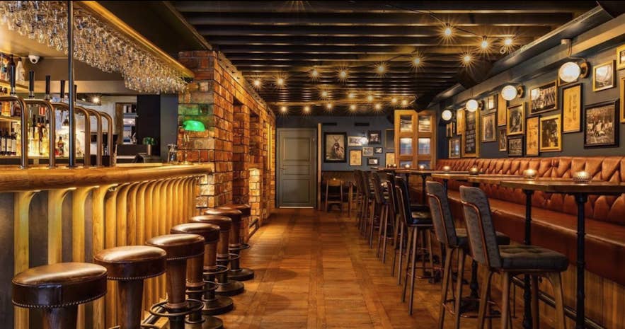 Уютный интерьер Bastard Brew & Food в Рейкьявике, популярного бара с крафтовым пивом, коктейлями и отличными предложениями happy hour.