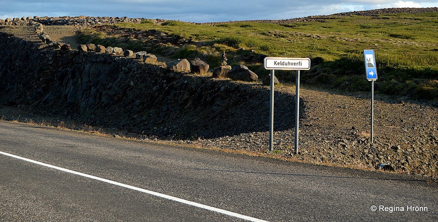 The blue view-dial sign by the road 85