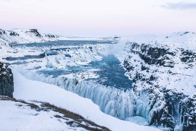 Chute d'eau de Gullfoss sur la célèbre route touristique du Cercle d'or en Islande, photographiée en hiver.