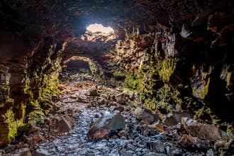Du kan dra på lavahuleutforsking for å oppleve Islands vulkanske underverker.