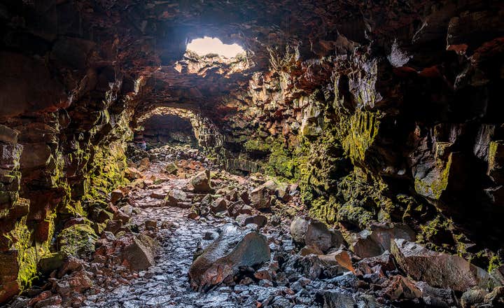 Lavagrottevandring giver dig mulighed for at udforske Islands vulkanske vidundere.