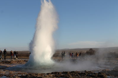 Der beliebte Geysir Strokkur, der fast alle 5 Minuten bis zu 20 Meter in die Luft schießt.