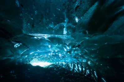 La vista desde el interior de una cueva de hielo en la Costa Sur de Islandia