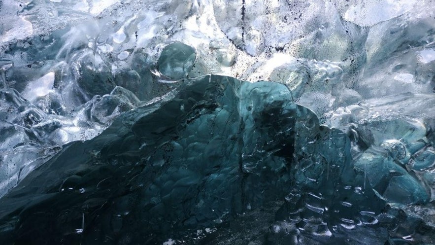 Grietas en la cueva de hielo