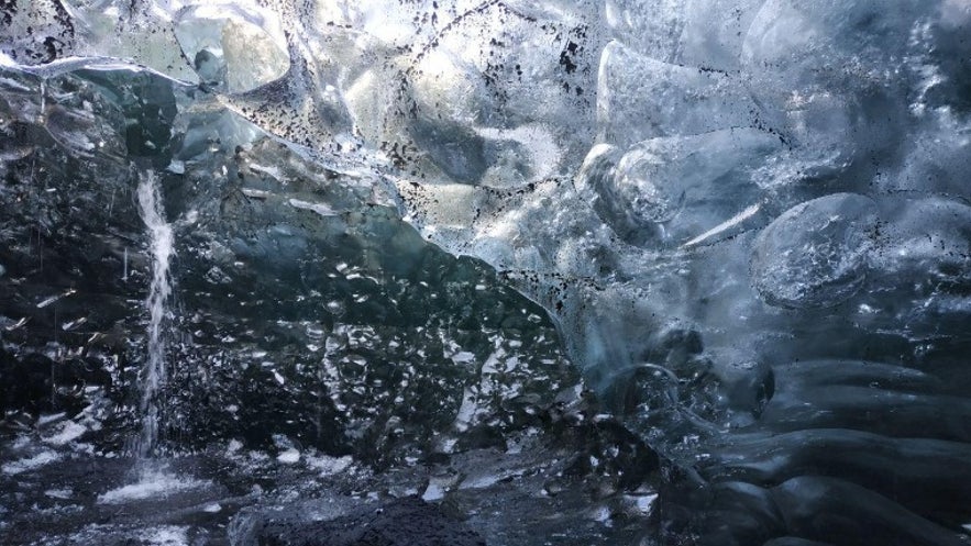 Una pequeña cascada rodeada de hielo