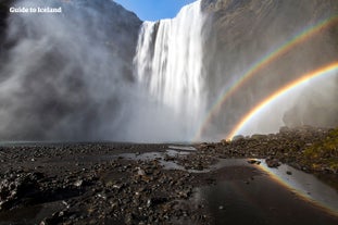 Skogafoss es una cascada de la Costa Sur que a veces luce arcoíris frente a ella.