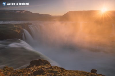 De Goðafoss waterval, slechts 12 meter hoog, maar breed en zwaar in stroom, biedt een prachtig uitzicht, ongeacht het seizoen.