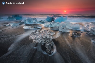 Enorme ijsbergen rusten romantisch op de kust.