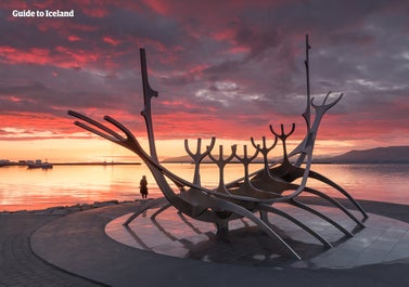 De Sun Voyager-sculptuur schept bij zonsondergang het perfecte silhouet.