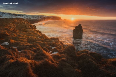 Le formazioni rocciose al largo della costa meridionale dell'Islanda sono molto fotogeniche.