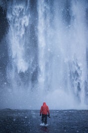 Avvicinati agli spruzzi di Skógafoss per delle fotografie uniche.