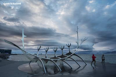 Ikoninen Sun Voyager -veistos Reykjavíkissa.