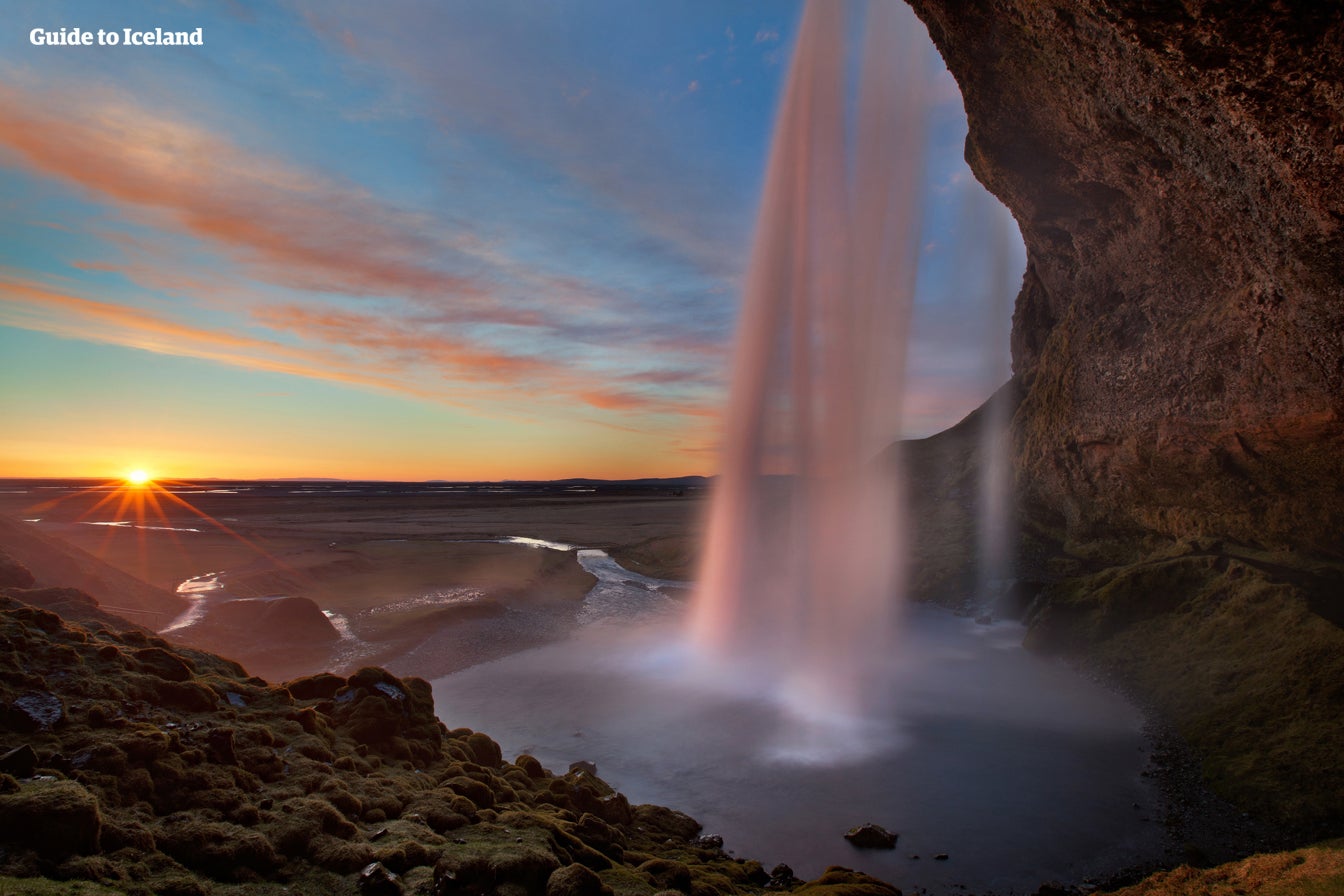 Den vakre fossen Seljalandsfoss badet i midnattssol.