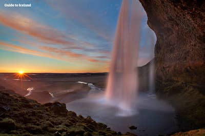 Det fantastiske Seljalandsfoss-vandfald badet i midnatssolen.