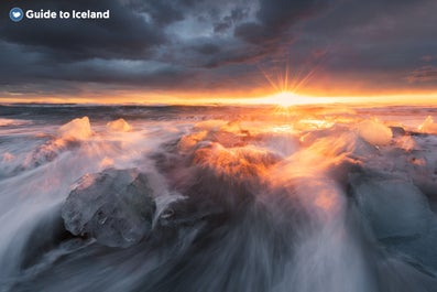 Isberg spolas upp på den imponerande Diamond Beach nära glaciärlagunen Jökulsárlón.