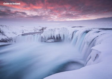 Godafoss ser mystisk ut når den er dekket av is.