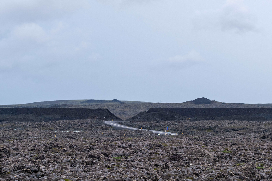 Schutzwall zum Umeilten der Lava nahe Grindavik