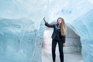 Ein Reisender erkundet die künstliche Höhle im Wonders of Iceland-Museum.