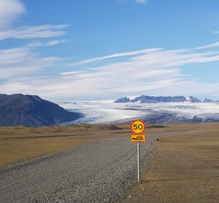 Beschilderung auf dem Weg zur Eishöhle auf dem Vatnajökull in Island.