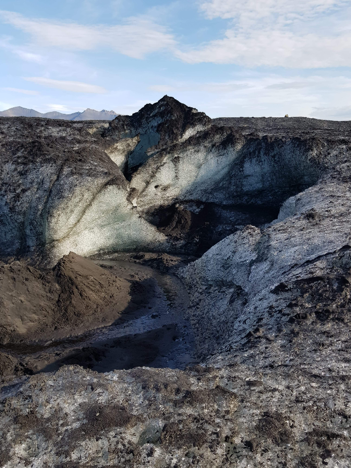 Eingang der Gletscherhöhle auf Island. 