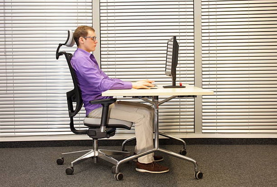 Explore Height Adjustable Desks and Ergonomic Chairs in Dubai for Optimal Comfort