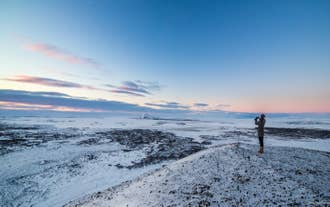 Observez la première lumière effleurer délicatement la neige, créant une matinée hivernale sereine et élégante.