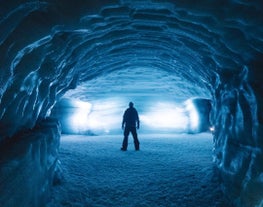 Snescootertur og en tur " Into the Glacier" på Langjökull