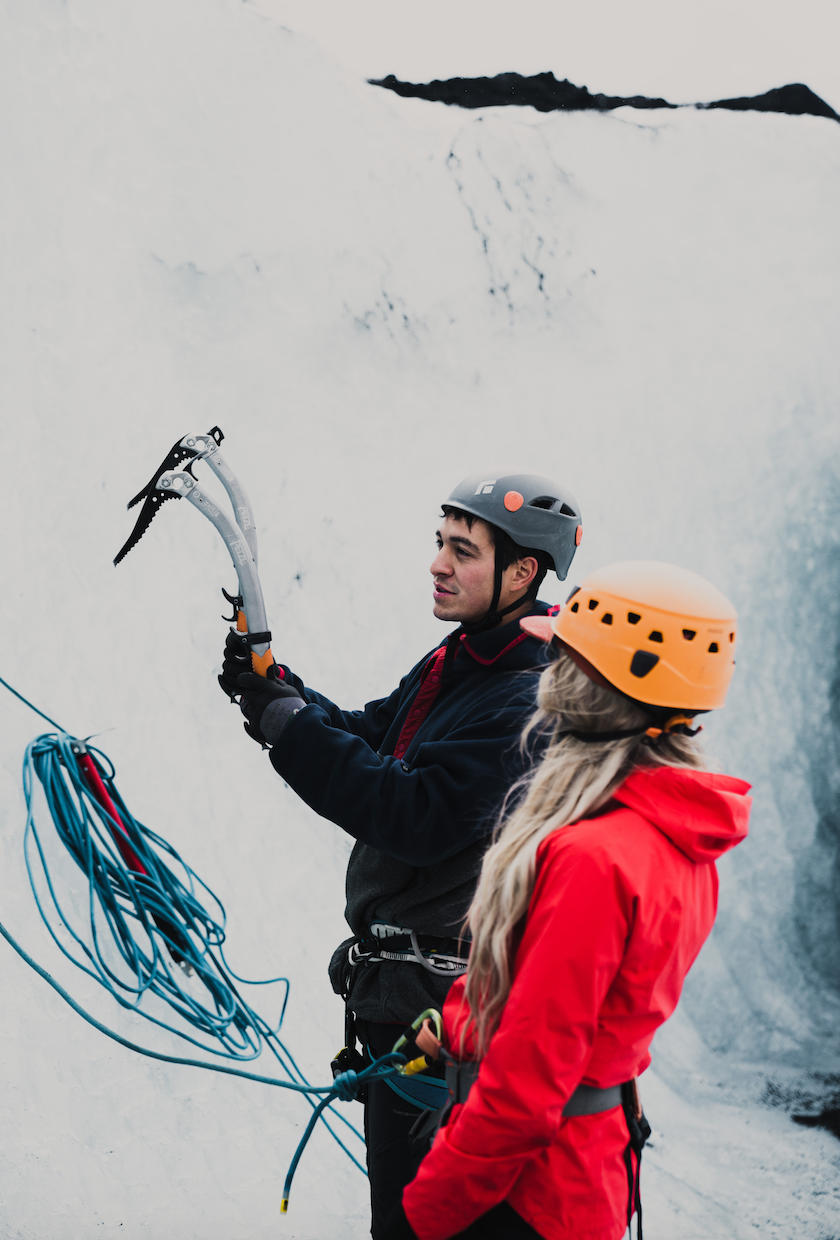 Erlebe das Eisklettern mit einem professionellen Guide.