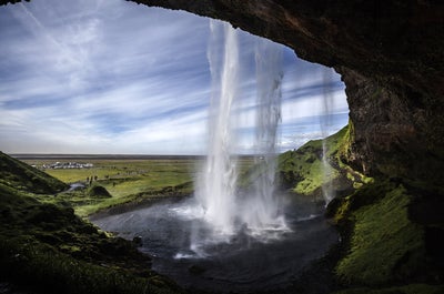 La cascade de Seljalandsfoss est située dans le sud de l'Islande.