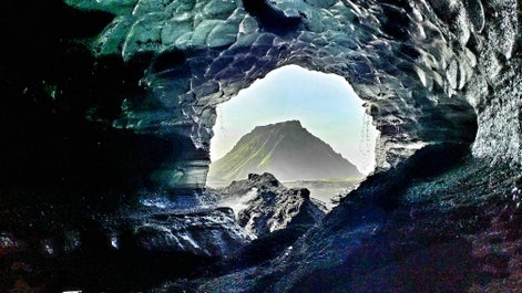 Die Katla Eishöhle ist eine von vielen Eishöhlen, die sich in Island auf natürliche Weise in Gletschern bilden.