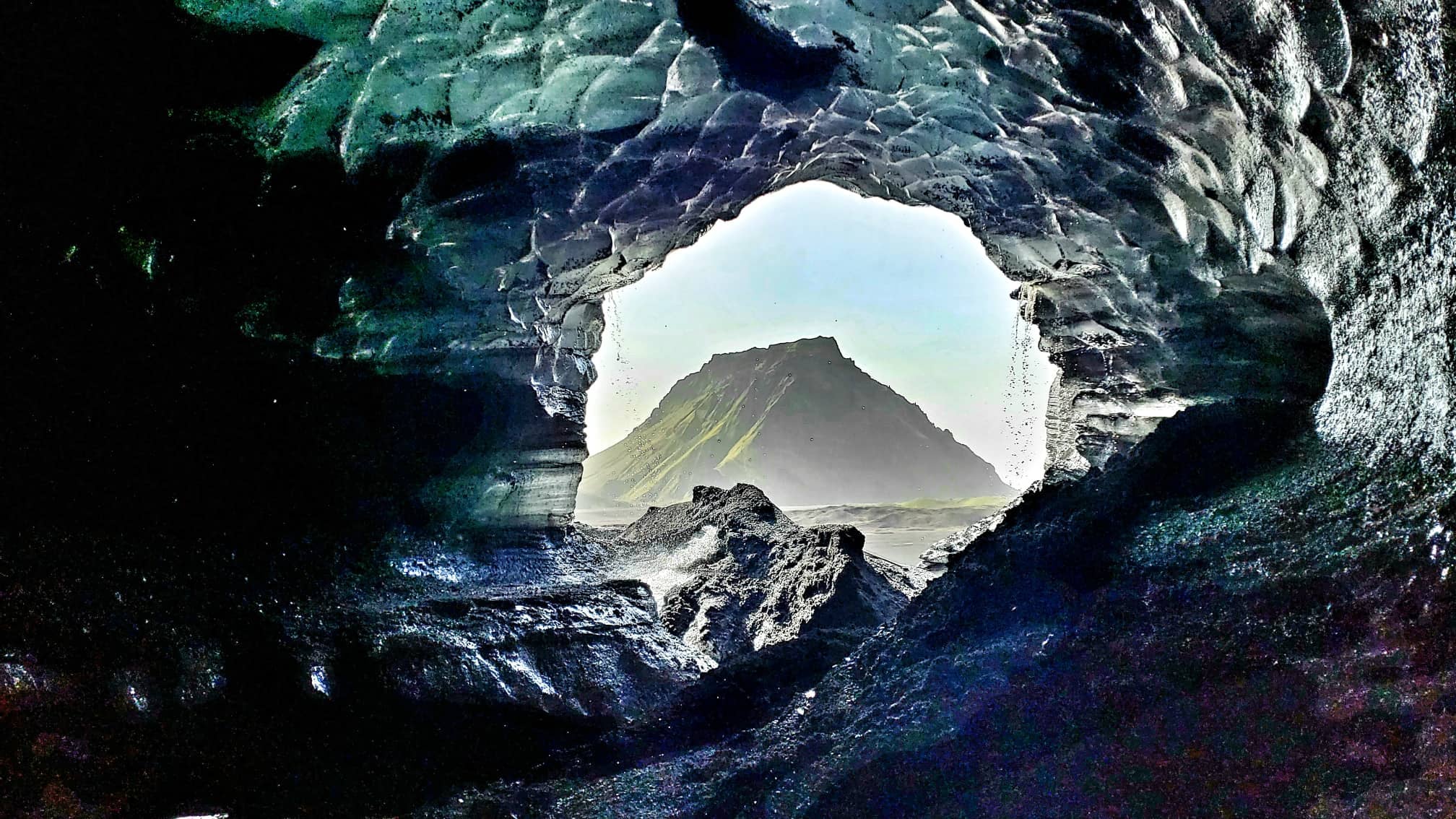 La grotta di ghiaccio di Katla è una delle tante grotte di ghiaccio che si formano naturalmente nei ghiacciai dell'Islanda