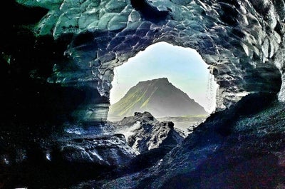 La grotte de glace de Katla est l'une des nombreuses grottes de glace qui se forment naturellement dans les glaciers d'Islande.