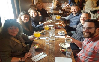 Een groep nieuwsgierige individuen die zich onderdompelen in de culturele en culinaire geneugten van Reykjavik.