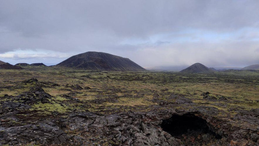 Caminando a través de los campos de lava