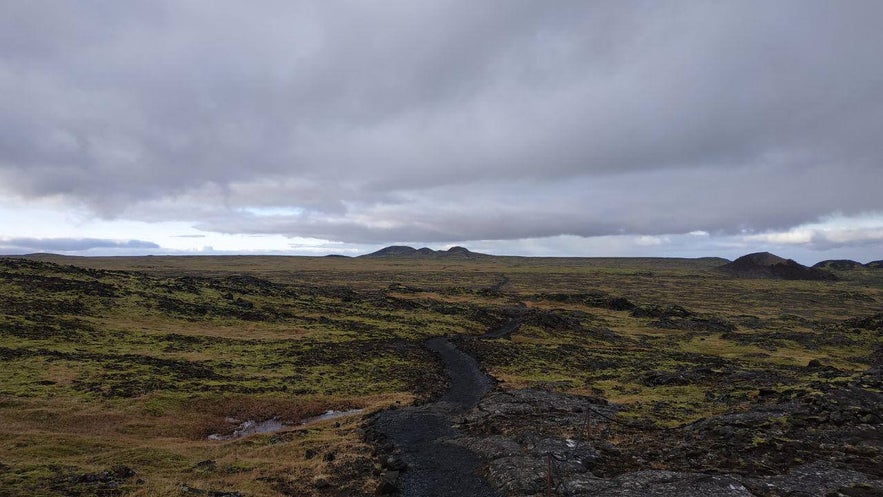 El volcán Thrihnukgagígur, en el horizonte