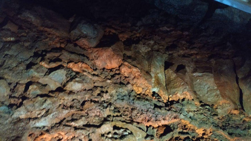 Las paredes rojizas del volcán durante la bajada