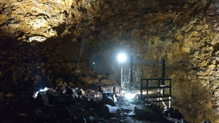 La grúa/ascensor en la cámara de magma