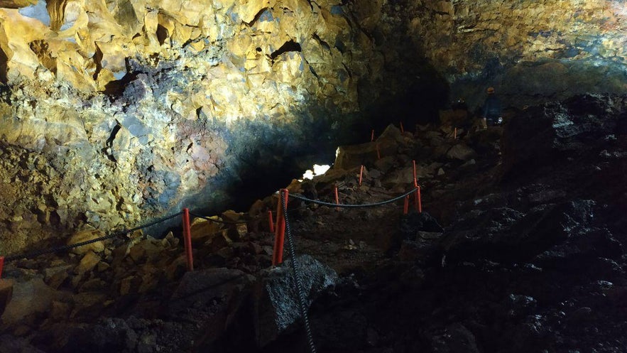 El sendero que bordea el interior de la cámara de magma