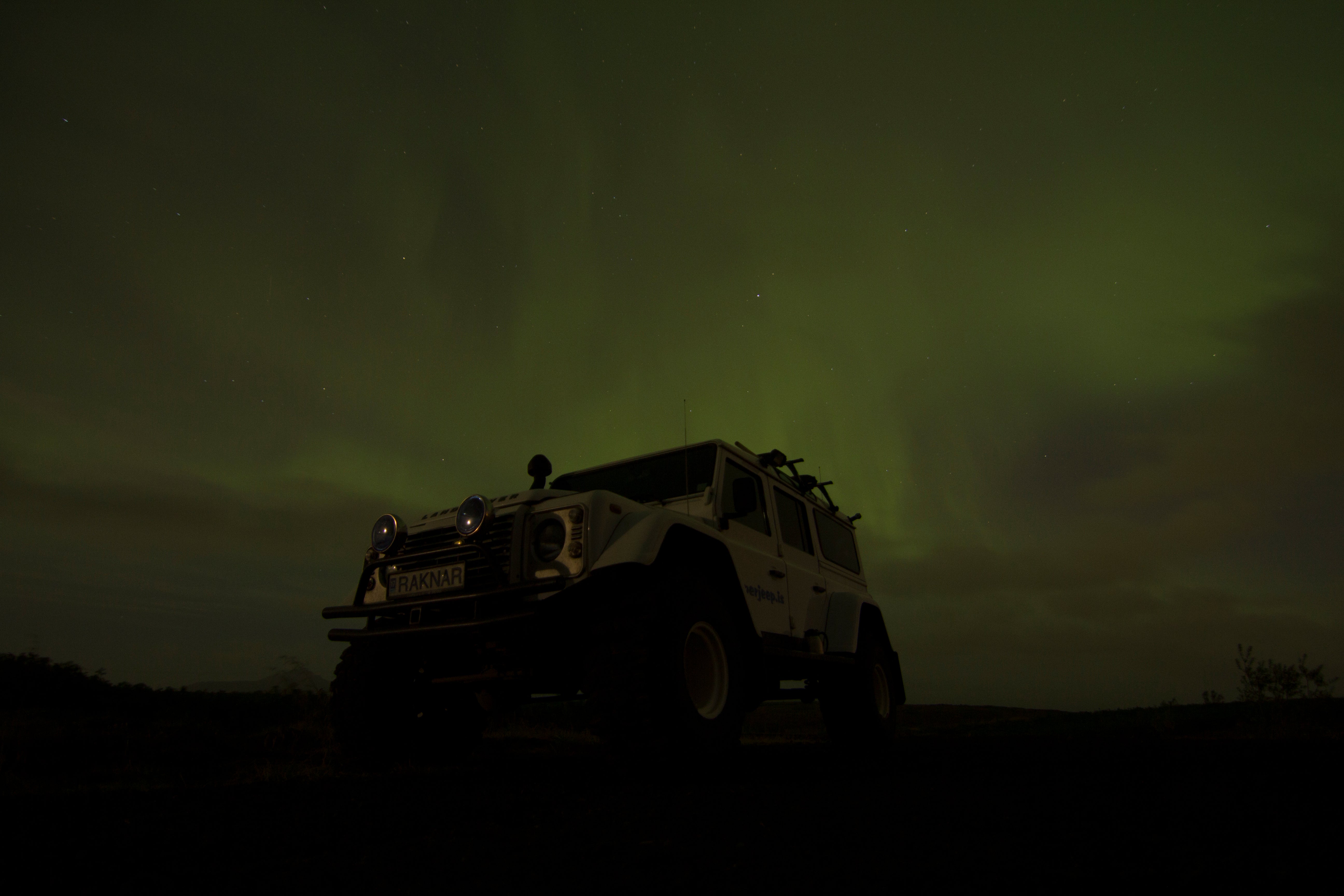 快適さ重視のラグジュアリーSUVか、冒険感あふれるスーパージープか、お好みで選べる移動手段